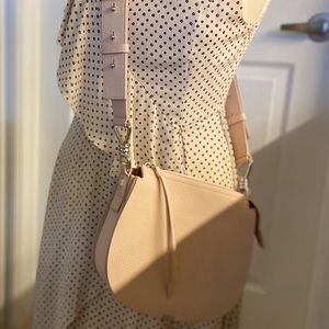 Women’s crossbody bag with multiple pockets.